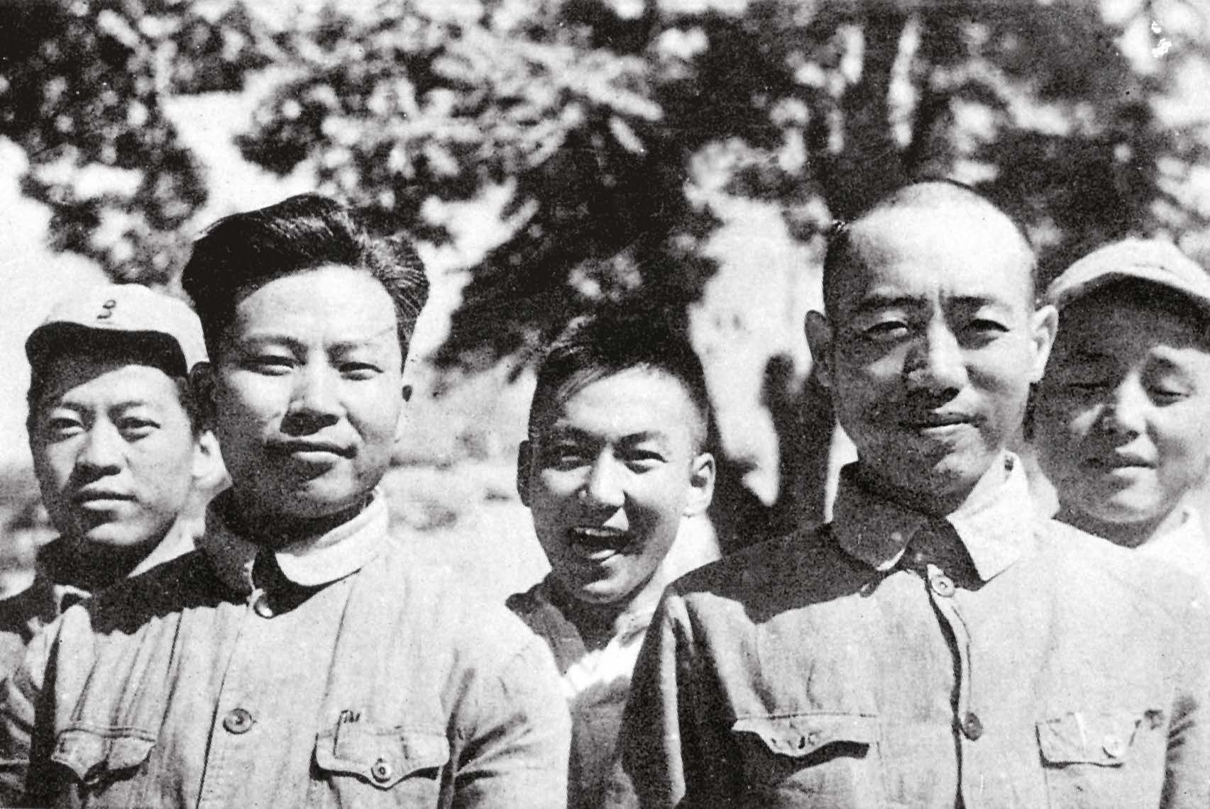在我国军队中，什么军衔才会配备警卫员？这些人可各个都不简单