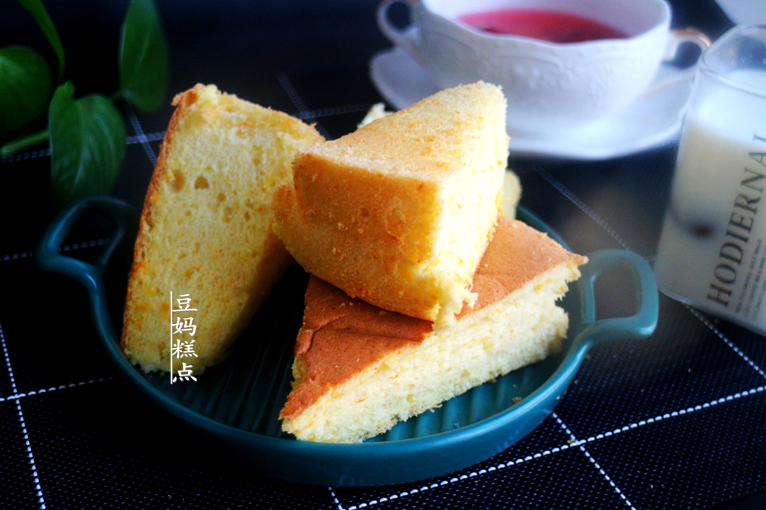 冬天，買2個橙子做蛋糕，口感柔軟清新，滿屋都是香氣