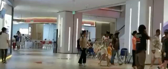 偶遇汪峰夫婦帶孩子用餐，章子怡跟小蘋果形影不離，母女關係親密