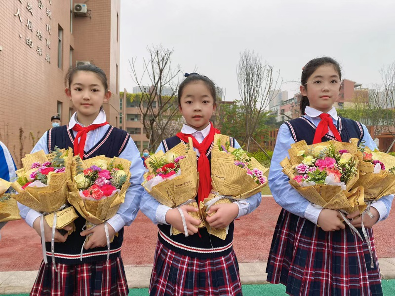 春风十里 不如有您——记成都高新区中和小学主题升旗仪式