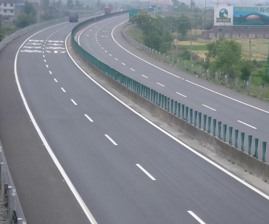 四川一条高速公路已建复线，仍拥堵，需扩容，由四车道扩至八车道