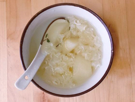 银耳生姜炖梨汤的做法步骤图 帮助增食欲-起舞食谱网