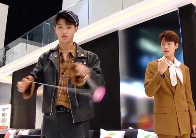 晚会后台大揭秘！女星穿晚礼服打麻将，男星打台球吃火锅还玩玩具