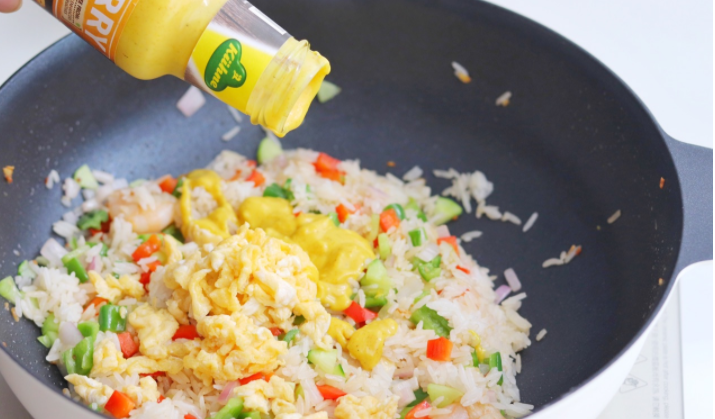 用剩饭炒一盘咖喱饭，在家也能吃出饭店的味道，连吃2碗都不够