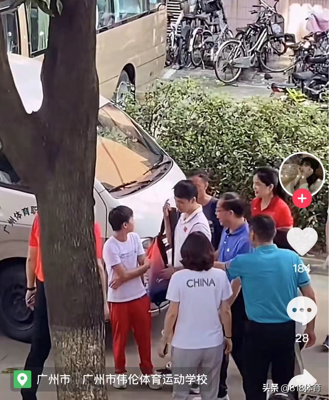 万人迷!全红婵回母校被男女足队员追星,询问何教练给大家一一签名