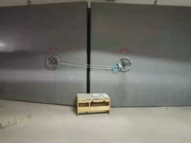 霸占|男子买25平米房霸占一层停车场 私安道闸：都是我的