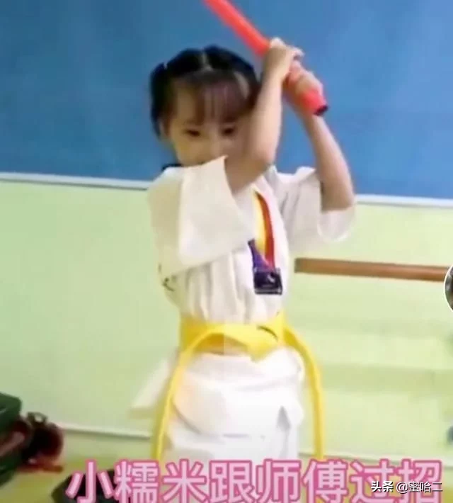 杨幂遗传基因太强了！闺女小糯米正面照疑似被