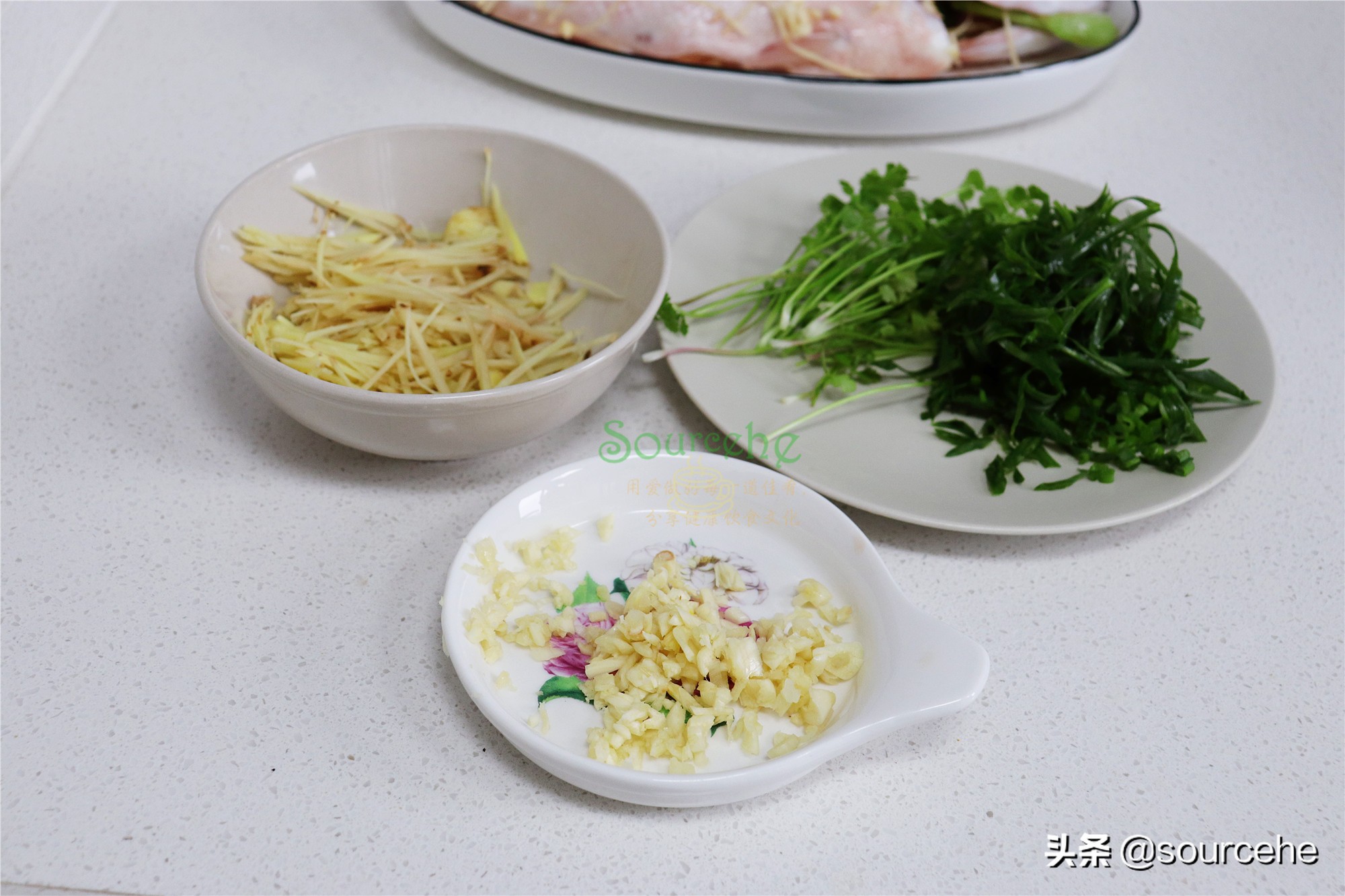 清蒸鱸魚只需8分鐘，一靠火候二靠調味，魚肉離骨，鮮美香滑