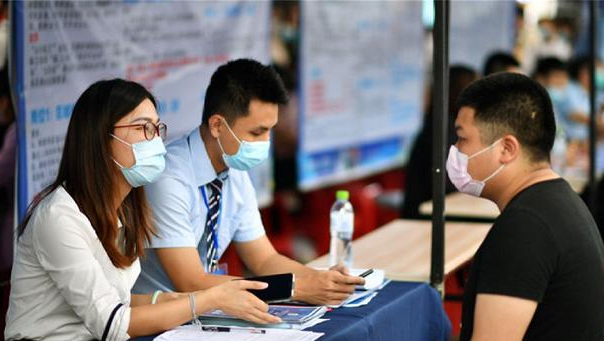 新时代3大“铁饭碗”，再累也别辞职，“熬过来