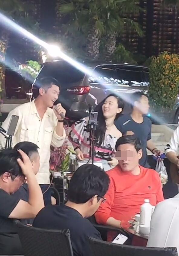 網友偶遇霍思燕杜江衝浪，嗯哼赤腳玩，粉絲被問小女孩說“三不”