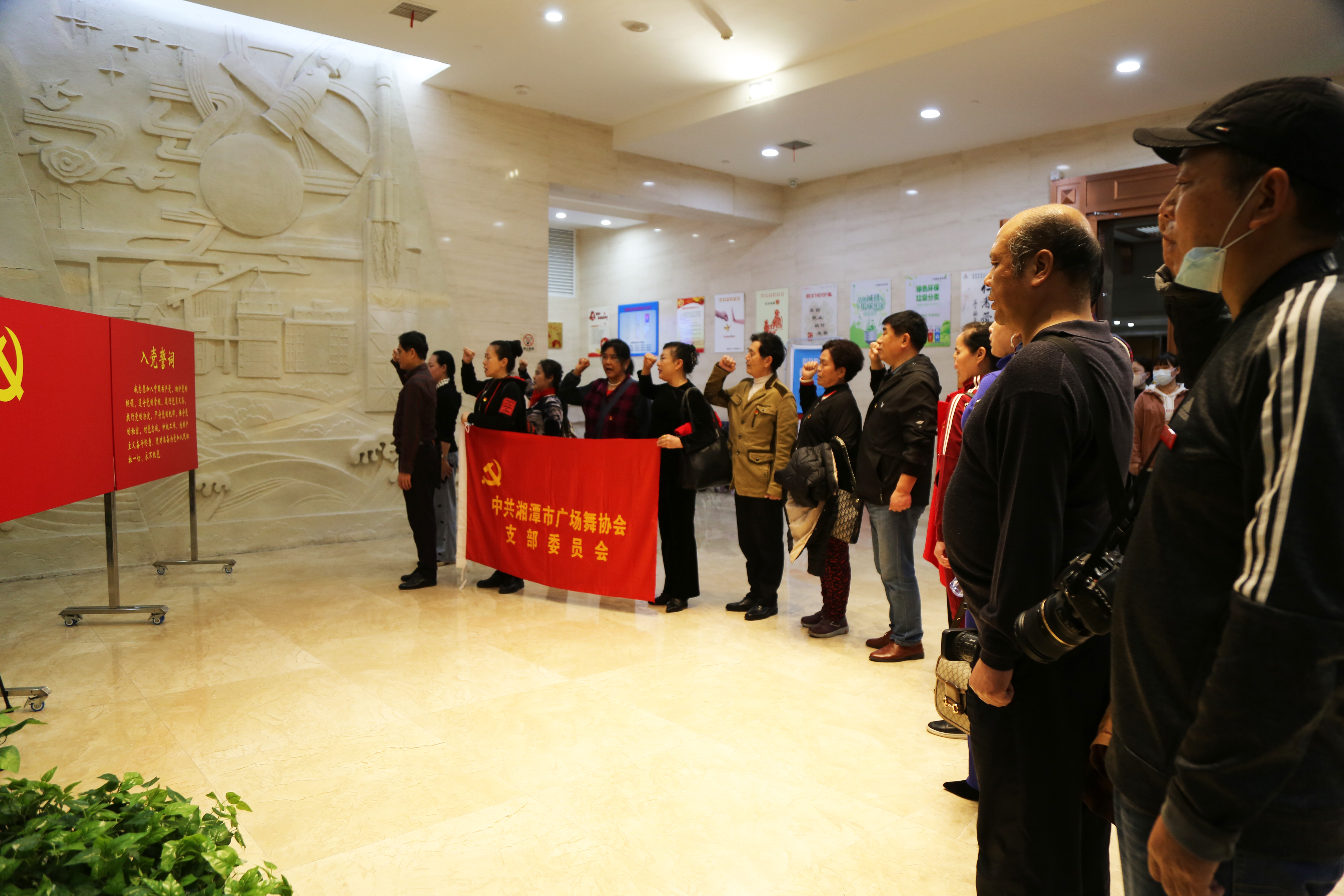 红色文化宣传传承人李宁走进社区讲党史故事备受欢迎