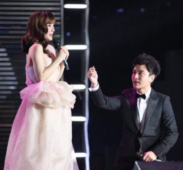 看他人求婚贾乃亮掩面流泪，热恋时的他也鼓起