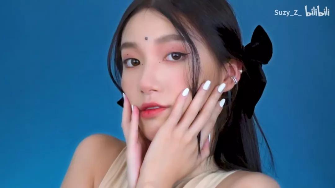 身为一个单眼皮妹子,在双眼皮略占主流的审美"标准"里,小时候的盛盛也