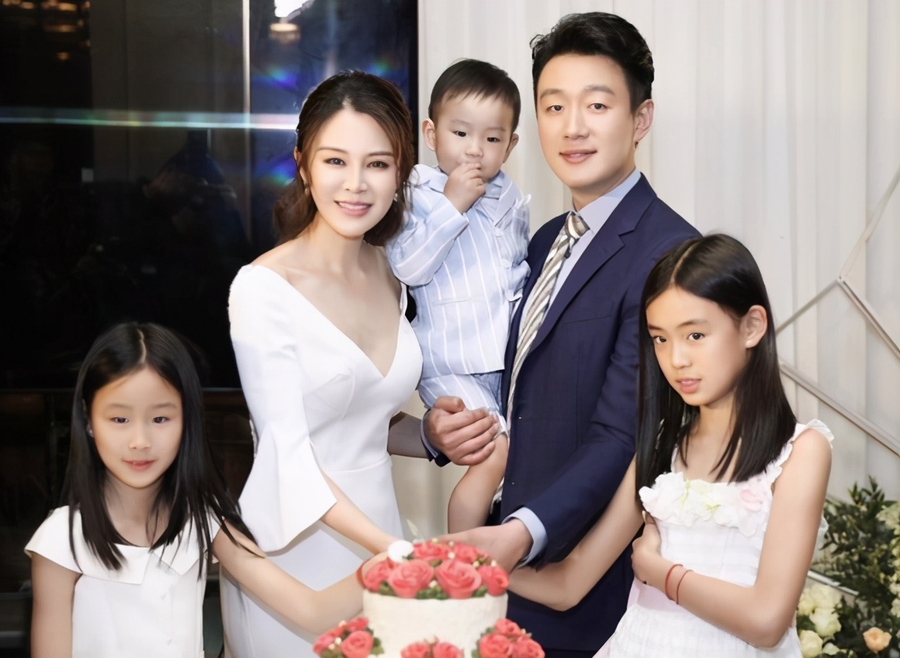 佟大为罕见晒全家福，评论区却骂声一片，网友：不如只给儿子拍