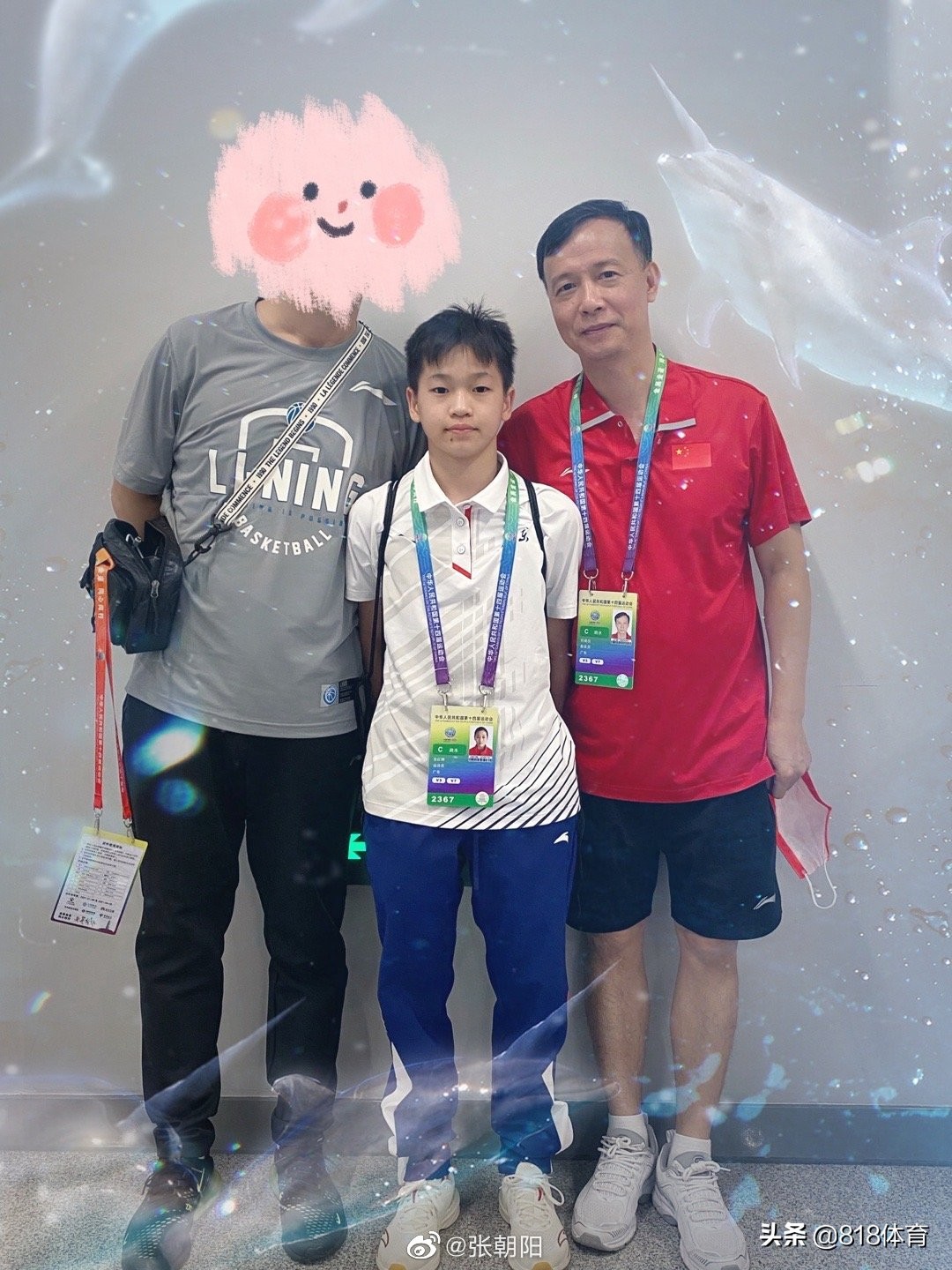 慈父！全红婵央视采访何威仪全程陪伴，送记者小红签名照为她铺路