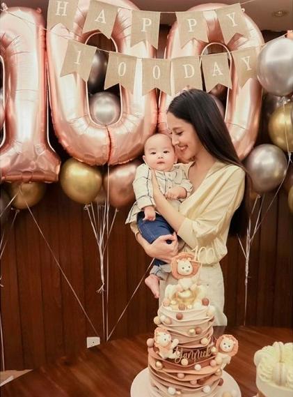 鄭嘉穎幼子正面曝光，帥氣得驚艷，沒有遺傳媽媽跟舅舅的印度長相