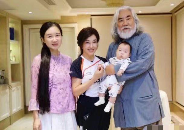 刘晓庆看望张纪中一家，最困难的时候有知遇之恩，友情深厚