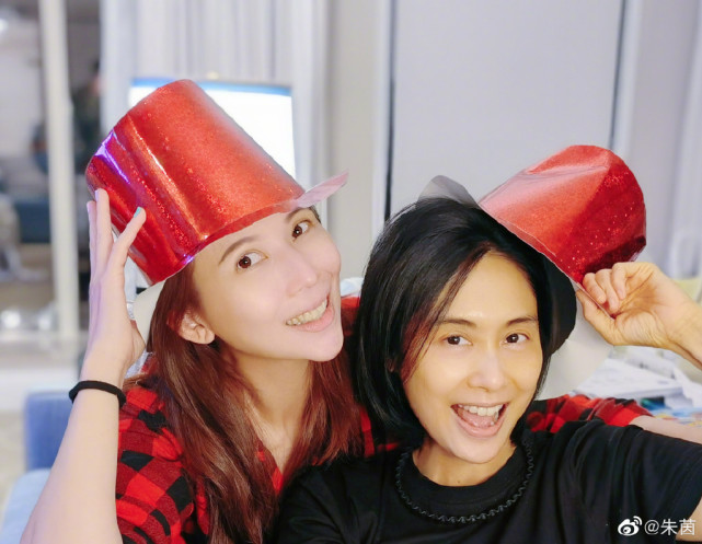 朱茵蔡少芬搞怪五连拍，素颜怼镜状态满分，堪称不老女神代名词