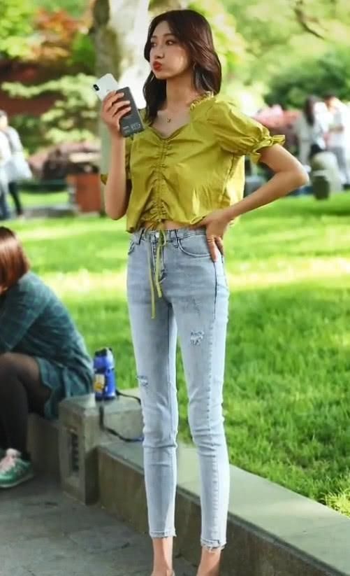 阔腿裤要让位了，今年最流行穿这款“豆角裤”，好看显腿长