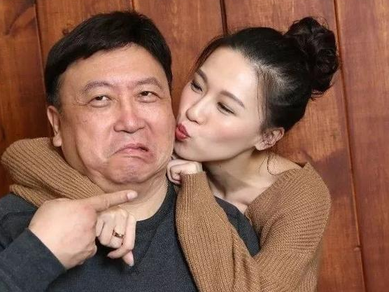 有種“顏值”叫王晶女兒，完美繼承了媽媽美貌，避開了爸爸