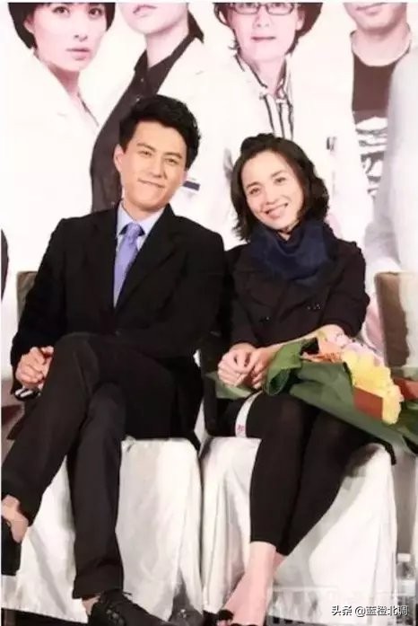 “妇女杀手”靳东的苦甜情史，和他背后的2个离