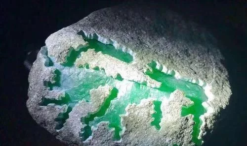 探险者冒死闯入“罗布泊”，只为捡石头，最贵