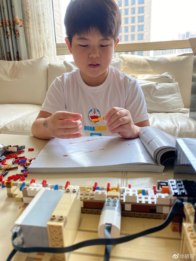 胡可晒俩儿子上学照，曝安吉长大后性格变冷，不愿配合她拍照