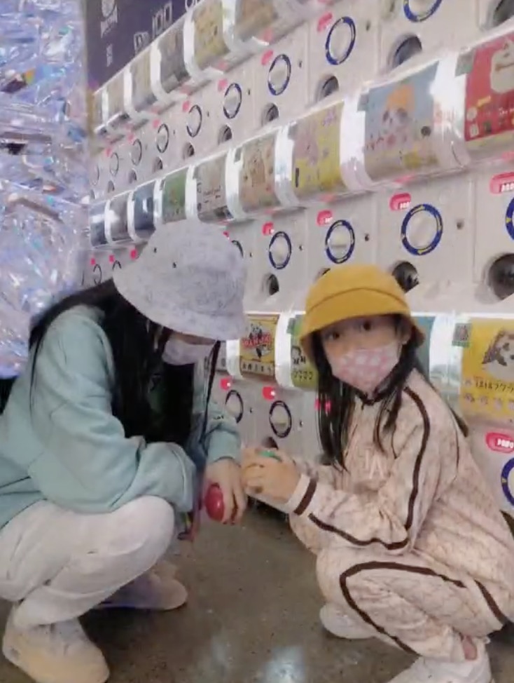 李小璐带女儿外出游玩，母女俩潮范儿十足，甜馨颜值越来越高