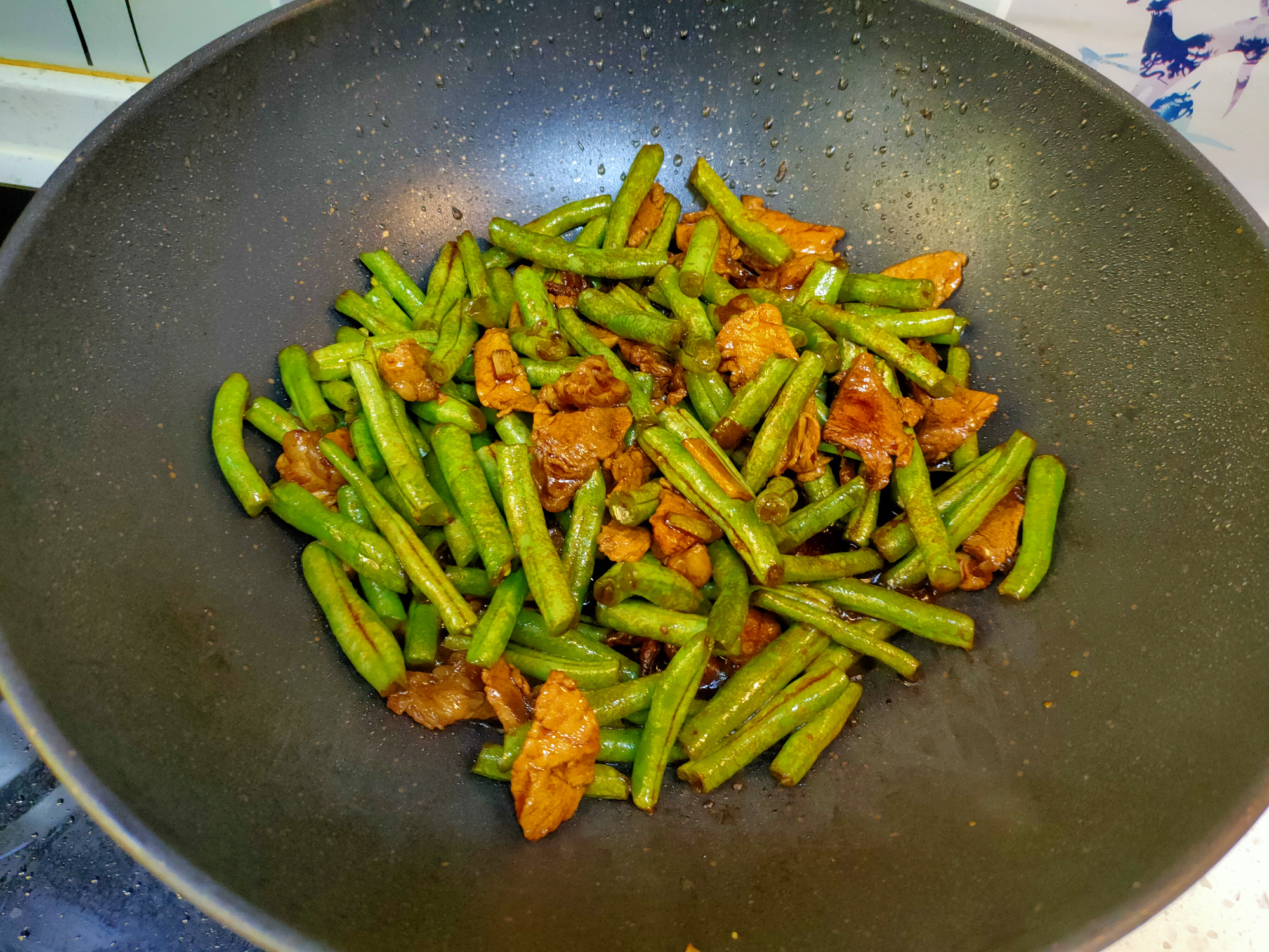 豆角焖面怎么做才好吃？掌握几个技巧，面条劲道不粘连、喷香入味