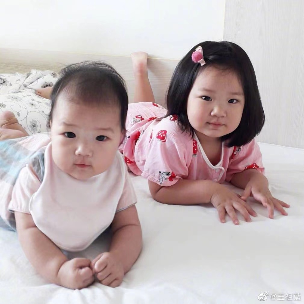 李亚男晒俩女儿互动，姐姐照顾妹妹超懂事，2岁天韵上学打扮精致