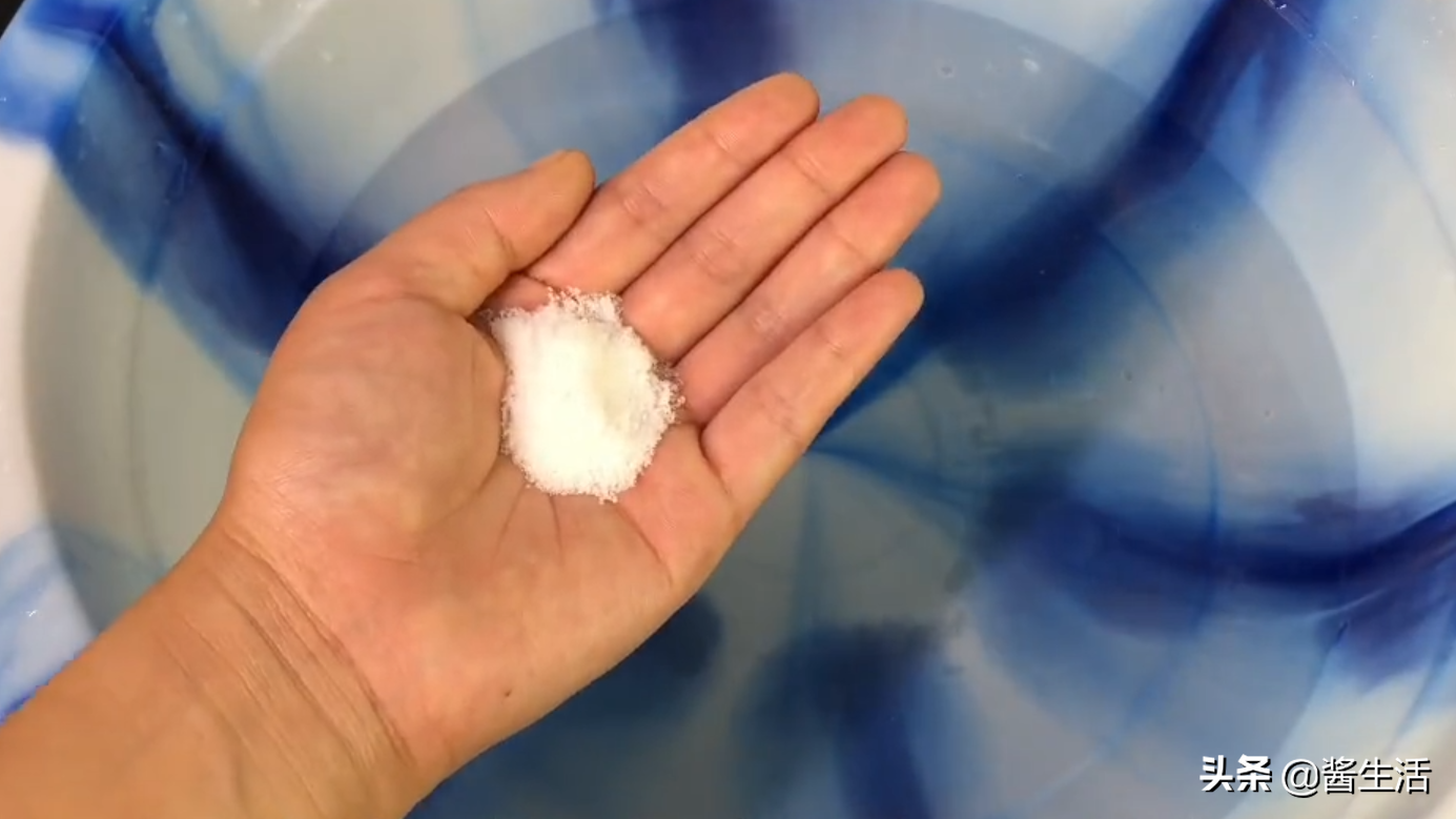 卫生间里放一把食盐，真是太厉害了，一年省下好几百，赶紧试一试