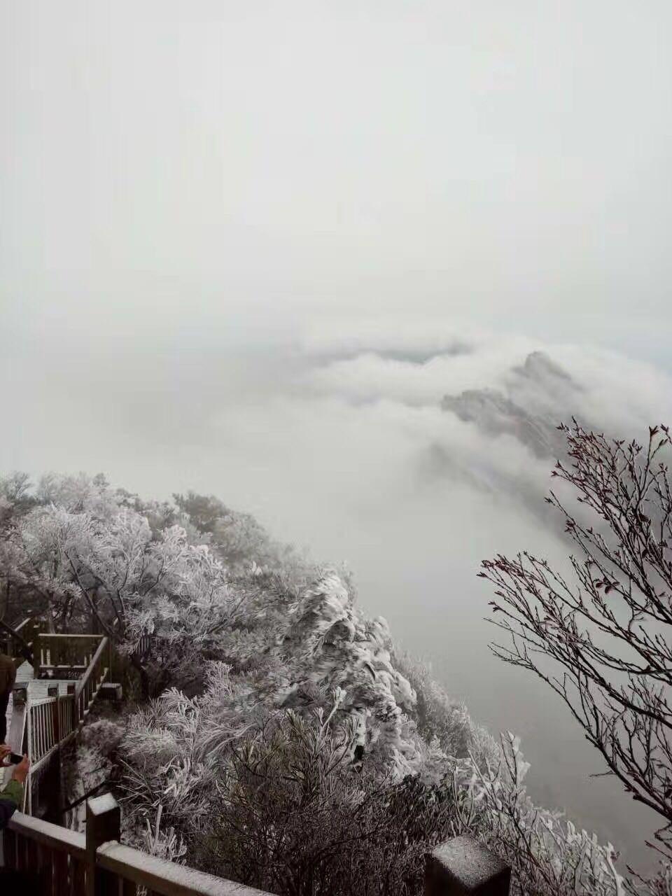 十一期间，全国多地迎降雪，黑龙江游客被困公路，积雪足足半米