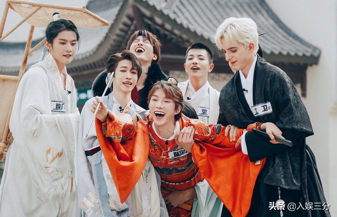 Achieve ancient costume of Cos of 4 student collective, liu Yu is reductive degree tall, I am encircled by modelling of Mi Kaguo king however pink