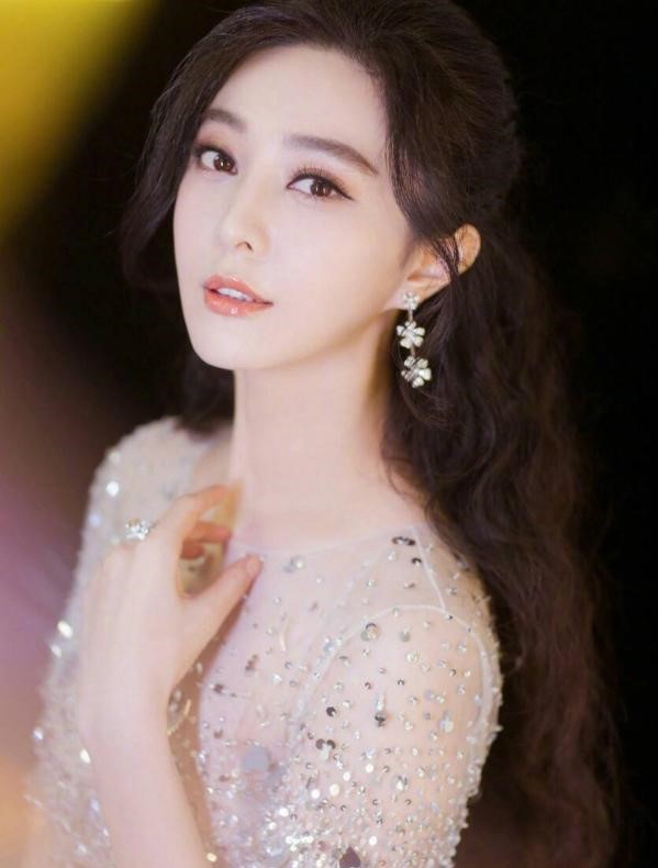 吴亦凡凭借一己之力让律师函失去公信力，艺人全改报警，何炅最刚