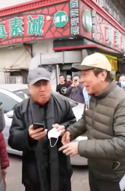 冯巩现身破烂小吃街解馋，打扮朴素没架子，被围堵后双手握拳拜年