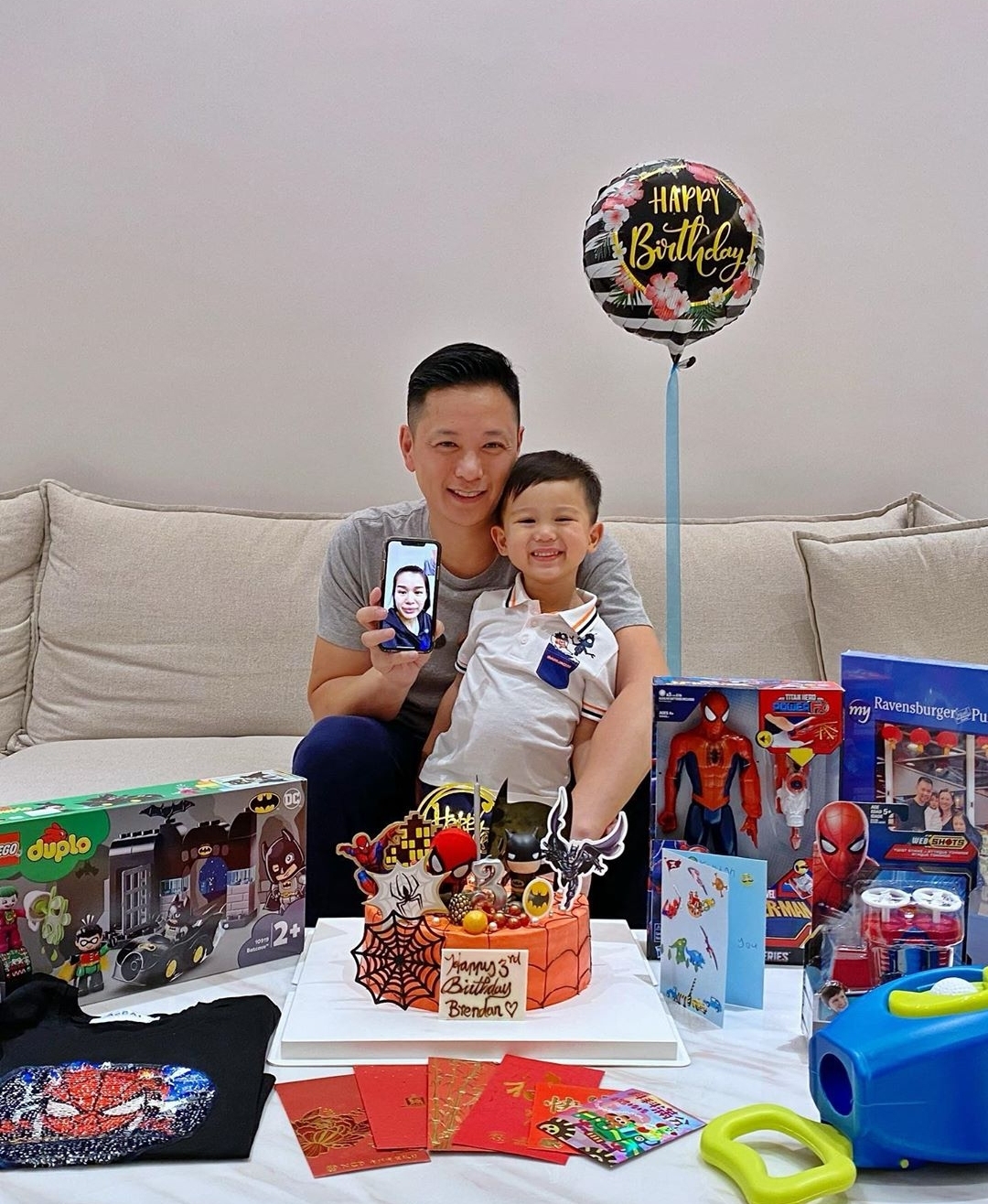 胡杏儿儿子3岁生日，与妈妈远程视频庆生，奕霆职业假笑模样超萌