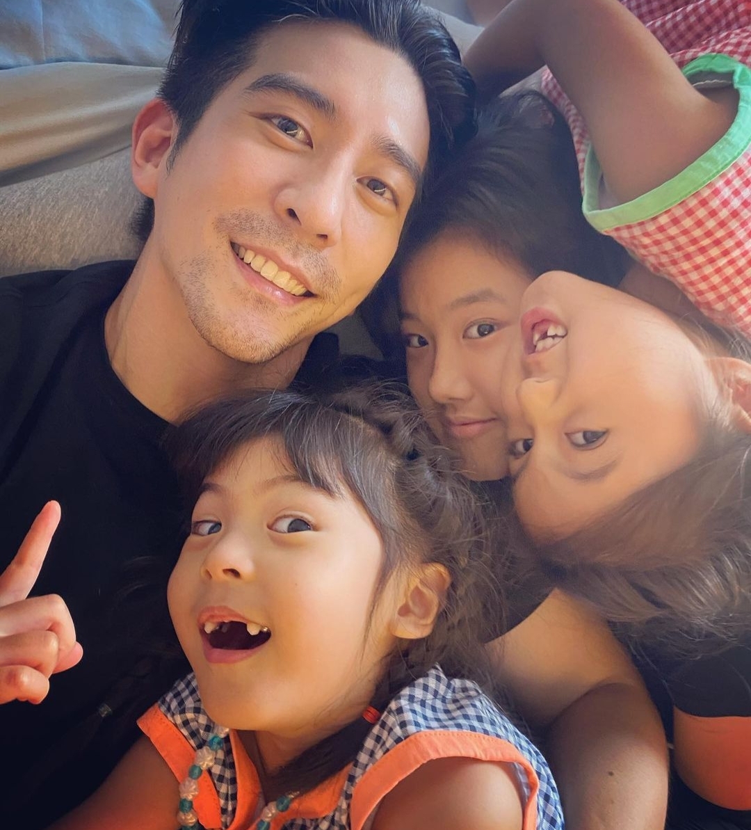 贾静雯为修杰楷过父亲节，与双方长辈合影，咘咘波妞送卡片超暖心