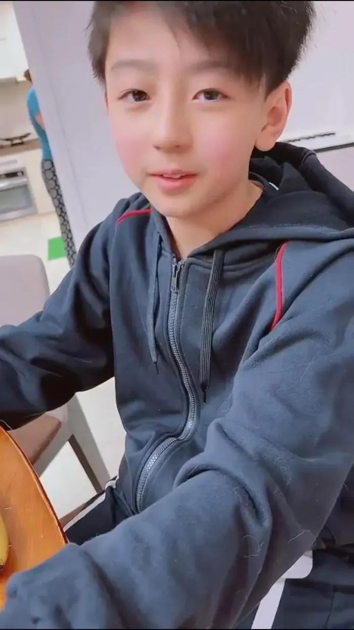 网友偶遇张柏芝大赞真人太美，高糊镜头难掩美貌，星范十足