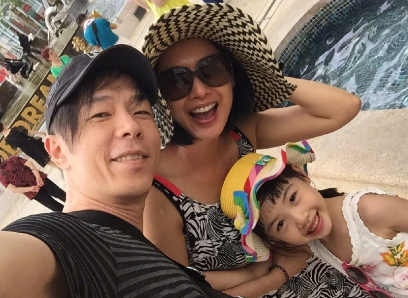 朱茵曬女兒近照，和爸爸宛如“複製粘貼”，只可惜了女神的好基因