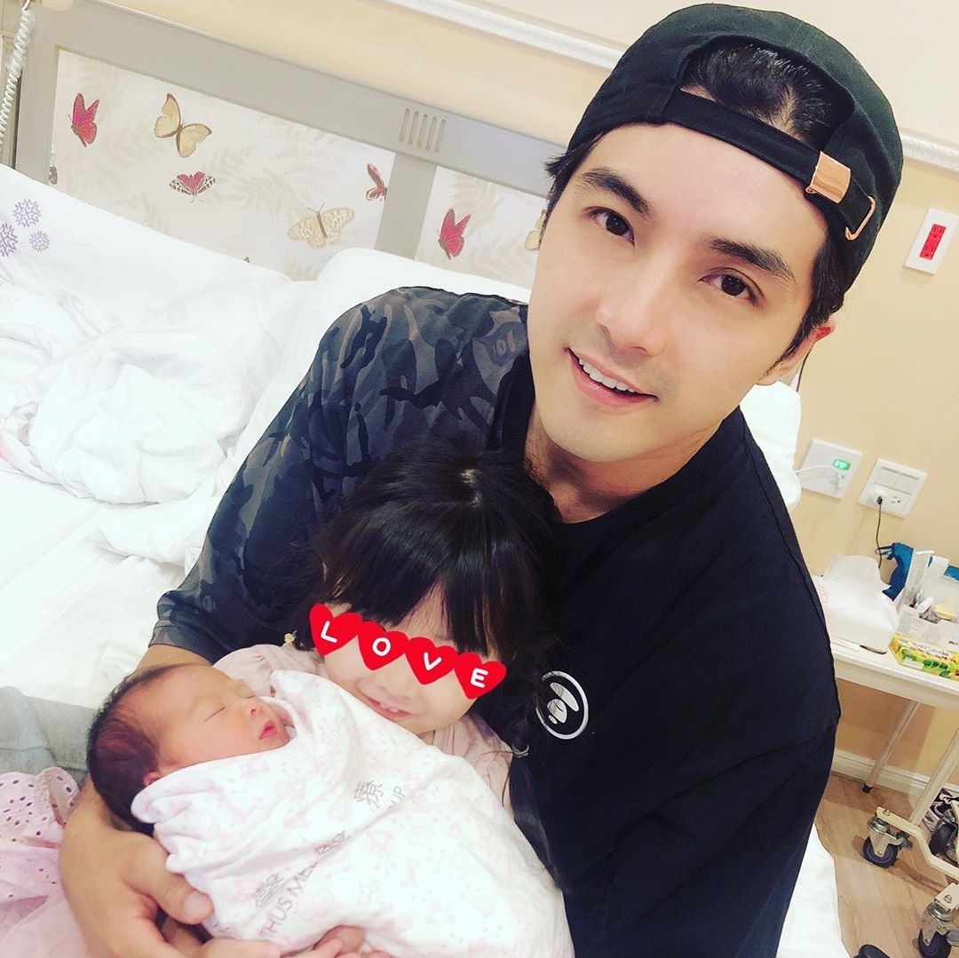 贺军翔七夕官宣二胎得女，在妻子孕期与女性友人牵手拥抱却获理解