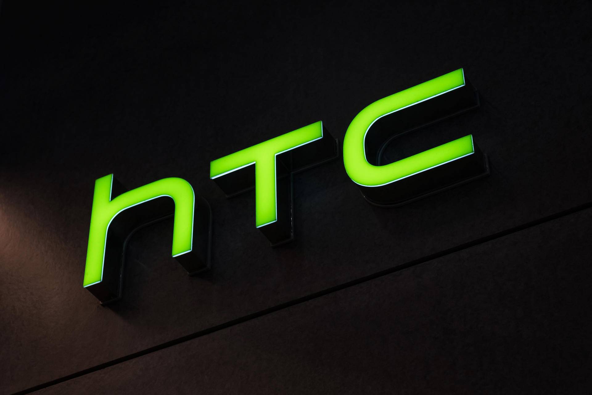 往日手机上主宰HTC衰落，知名品牌陪睡印尼做贴牌生产，官方旗舰店只卖数据线