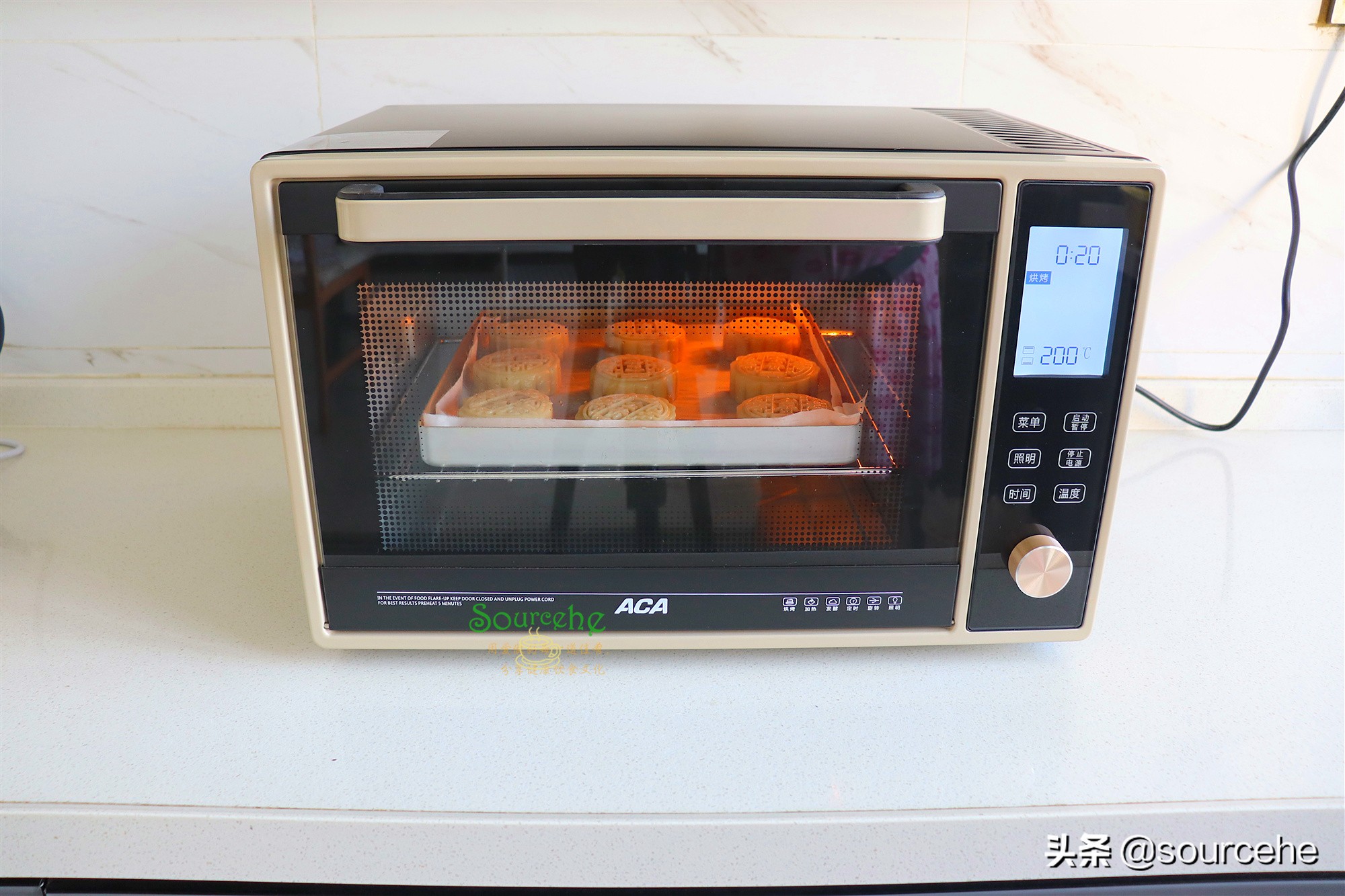 广式莲蓉蛋黄月饼，掌握3个技巧，色泽金黄，皮薄香润，回油快