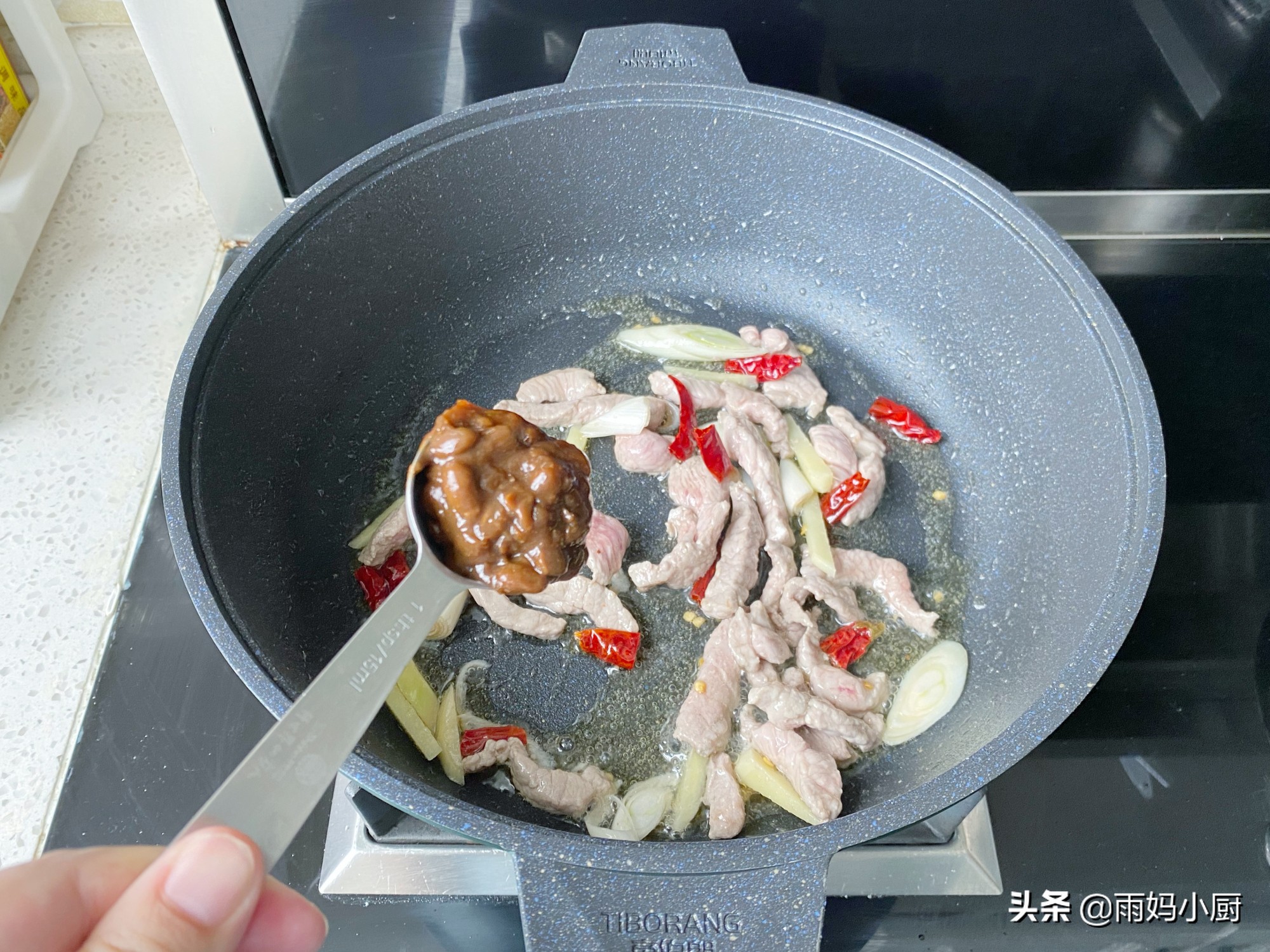 包菜炒肉最家常快手的做法，醬香美味又下飯，上桌一掃而光
