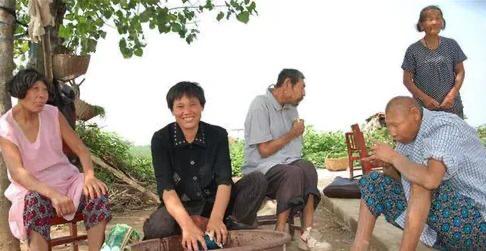 94岁老奶奶生下3个“猴娃”，省吃俭用一辈子抚