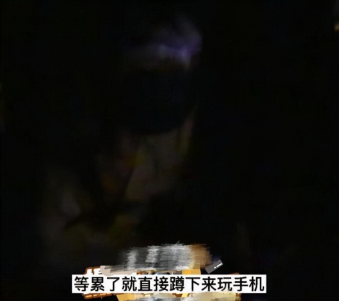 52岁王菲领女儿李嫣聚餐，身材精瘦锁骨突出，蹲路边玩手机没包袱