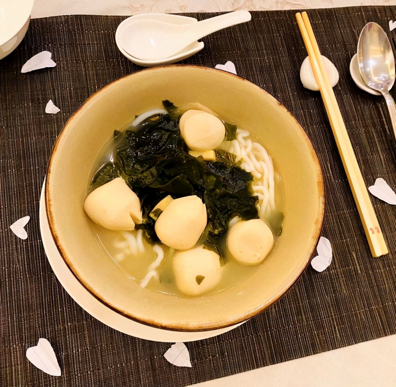 霍启刚晒一家七口晚餐，简朴得令人意外，与其