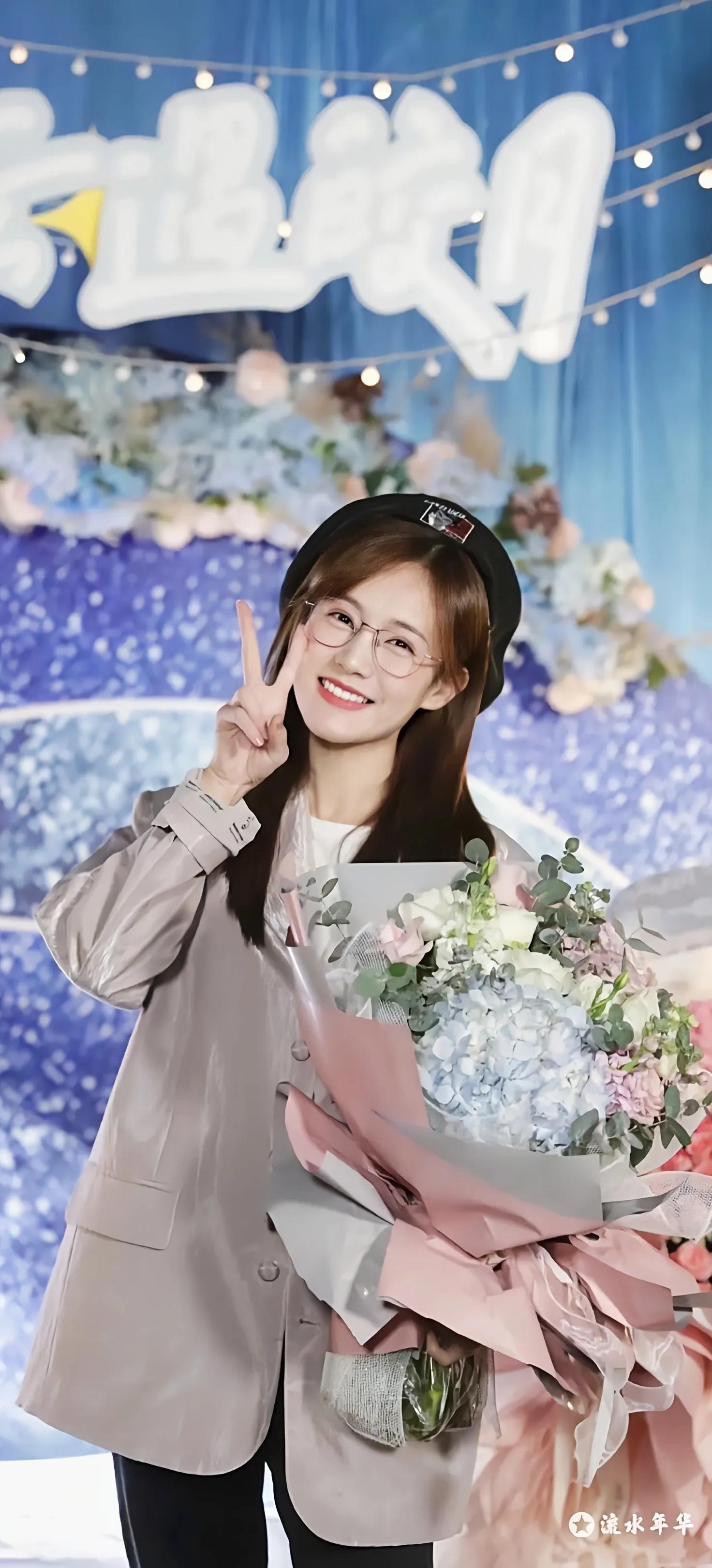 Li Yitong is nifty and melting wallpaper of photo mobile phone