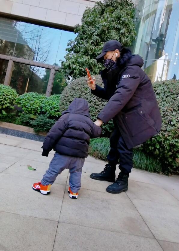 张晋带儿子出镜，鱼蛋眼神呆萌，不动抢到C位，张晋满眼都是儿子