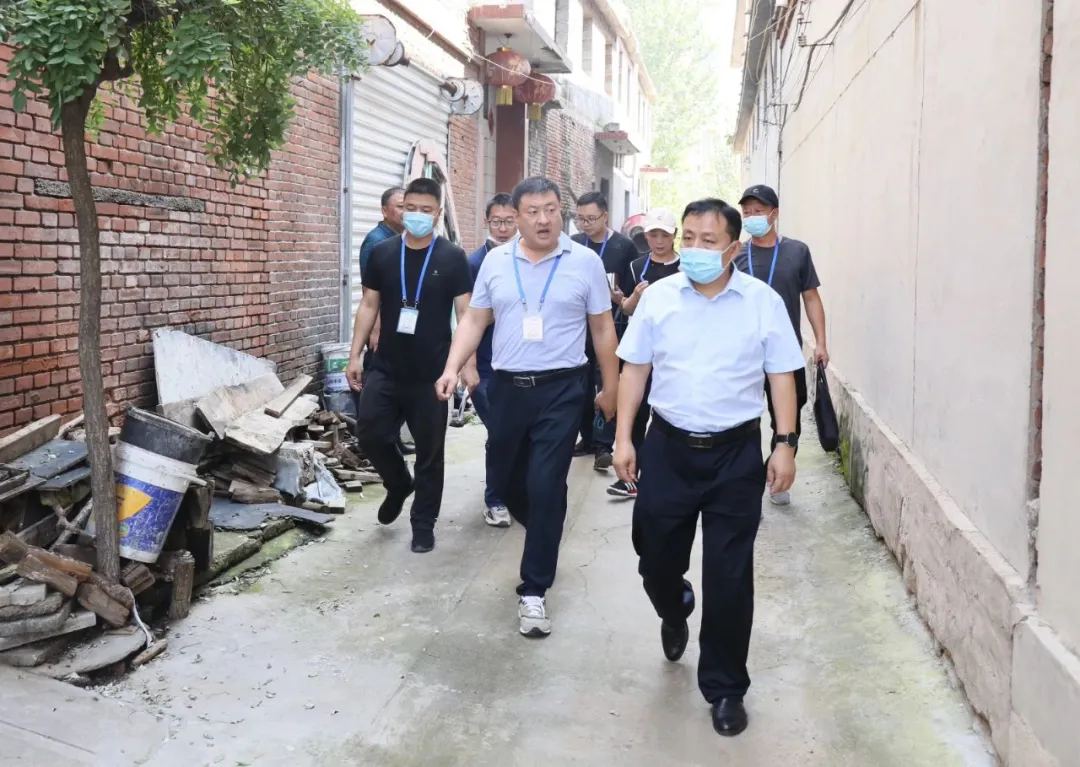 用“滚”回短信的政法委书记被停职!事发3天前称对待群众要“耐心热心”