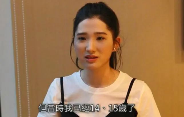 赌王家族又出一明星，25岁的她当主持人太抢眼，